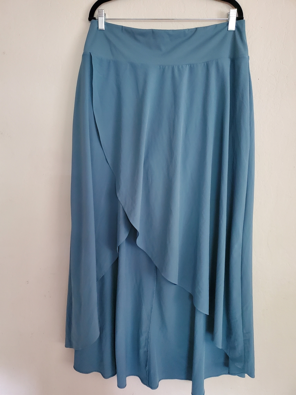 HALARA Breezeful, High Waisted High Low Ruffle - Stone Blue